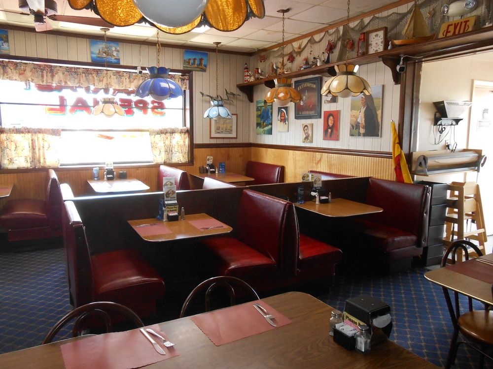 Leo's Seafood Restaurant : 13804 Coastal Hwy, Ocean City, MD 21842